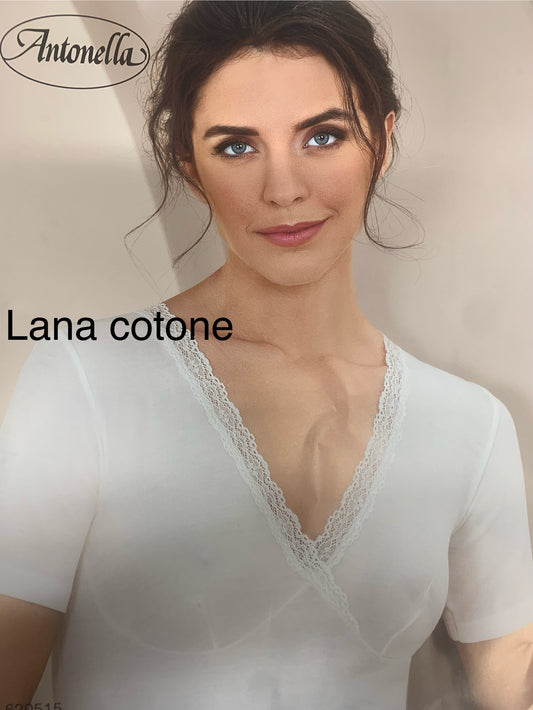 Maglia manica corta in lana cotone incrociata con forma seno